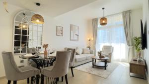 Trendy 1BR in Mangrove Place for 3 Guests in Al Reem