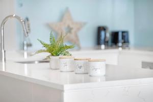 Stunning Apt with Water Views at marina square