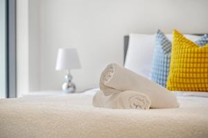 Stunning Apt with Water Views at marina square