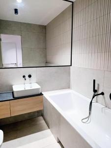 Spacious & Modern 3BR-2BA Apt