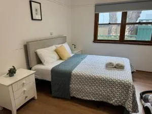 Spacious 2 bedroom family house in seven hills - Free Parking - Doonside