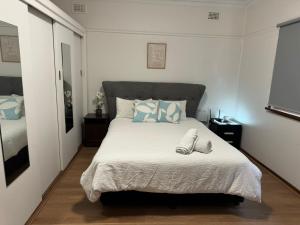 Spacious 2 bedroom family house in seven hills - Free Parking