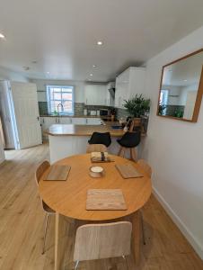 Coach House 2 - central 3 bedroom property and parking