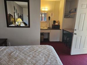 Queen Room with Two Queen Beds - Non-Smoking room in Knights Inn Fairview