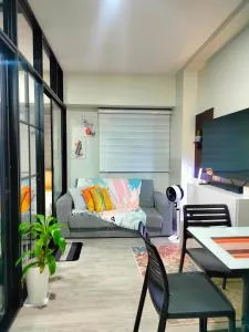 2 Bedroom Condo with Queen bed, Swimming Pool, free Netflix and Wifi - Sapang Palay
