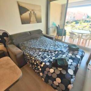 Appartements T2 Lumineux tout equipe avec piscine, parking prive et plage a 300m : photos des chambres