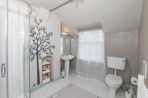 Standard Twin Room room in Bryn Woodlands House