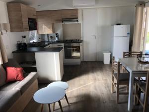 Campings GC - Confort et detente, 3 ch, 2 sdb, au calme, sur parcelle arboree : photos des chambres