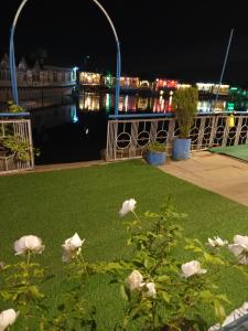 New Retreet Houseboat