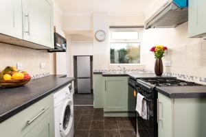 Long Stays-4bed house-Parking-By FabAccommodation