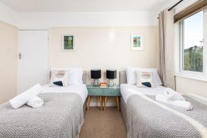 Long Stays-4bed house-Parking-By FabAccommodation