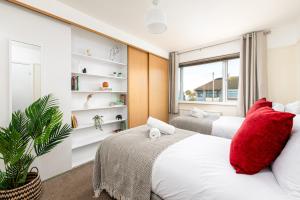 Long Stays-4bed house-Parking-By FabAccommodation