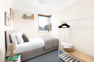 Long Stays-4bed house-Parking-By FabAccommodation