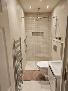 Spacious four bedroom four bathroom flat in West Kensington