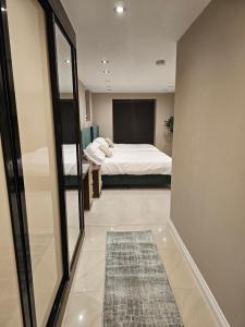 Spacious four bedroom four bathroom flat in West Kensington