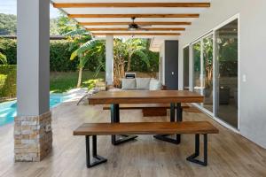 Luxurious Home with Bright, Modern Design and Private Infinity Pool in High-End Community