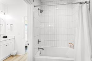 Luxury Views, Heated Pool, Spa, and Golf Green