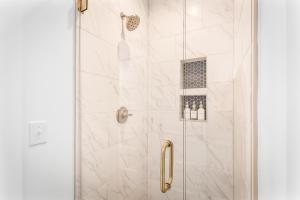 Luxury Views, Heated Pool, Spa, and Golf Green