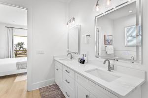 Luxury Views, Heated Pool, Spa, and Golf Green