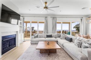 Luxury Views, Heated Pool, Spa, and Golf Green