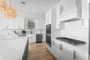 Luxury Views, Heated Pool, Spa, and Golf Green