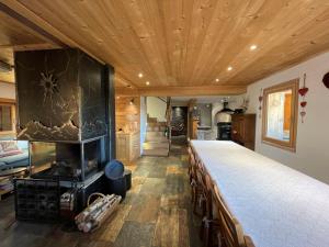 Chalets Chalet de caractere pour 12 pers, 165m², 5 chambres, cheminee, hammam, babyfoot, proche des Saisies. - FR-1-733-76 : photos des chambres
