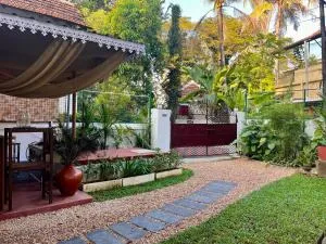 Scarlet's Cottage & Tea Garden - Vypīn