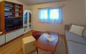 2 Bedroom Lovely Home In Pula 
