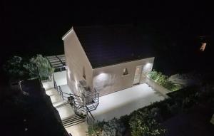 Nice Home In Karbuni With Wifi