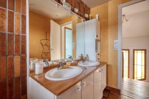 Maisons de vacances Grande maison lumineuse avec parking & proche gare : photos des chambres