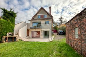 Maisons de vacances Grande maison lumineuse avec parking & proche gare : Maison 4 Chambres