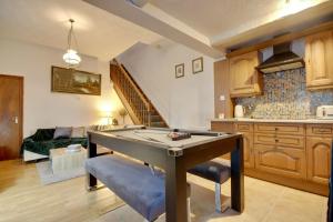 Portsmouth Maisonette with 5 Beds and Pool Table