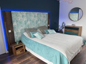 Villas Villa 75m2 avec Piscine et Jacuzzi prives, Sauna et Home-Cinema a 800m des Commodites : photos des chambres