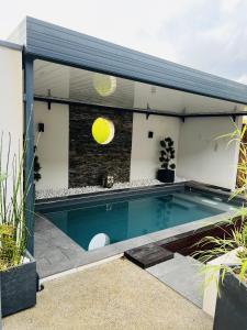 Mini Villa avec Piscine et Jacuzzi privés, Sauna et Home-Cinéma à 800m des Commodités