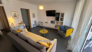 Sunny Flat in Sitges 30 Seconds to Beach, Balcony & Sea Views!