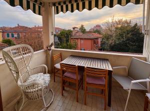 Airy & panoramic with terrace, 2 minutes from the sea