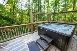 Newly-Built Secluded Cabin with Firepit and Hot tub