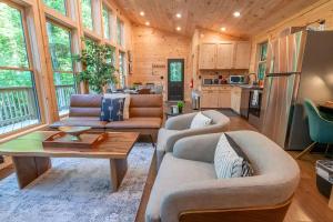 Newly-Built Secluded Cabin with Firepit and Hot tub