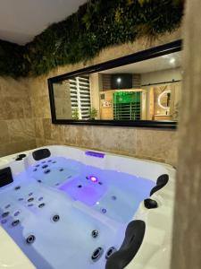 Love hotels Le boudoir suite&spa : photos des chambres