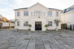 Luxurious 8 Bedroom Chigwell Mansion with Event hall and Cinema - Redbridge
