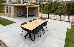 3 Bedroom Lovely Stacaravan In Grou