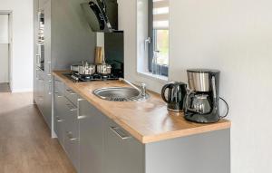 3 Bedroom Lovely Stacaravan In Grou