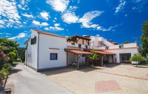 Nice Apartment In Kampor With Sauna