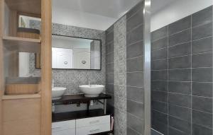 Maisons de vacances Lovely Home In Pretot-Vicquemare : photos des chambres