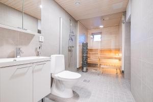 Spacious Executive Suite Sauna Fast Wi-Fi