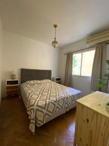 Dos ambientes frente al Hospital