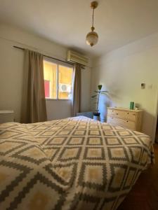 Dos ambientes frente al Hospital