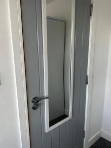 Gatwick Guest House - Short & Long Stay, Airport Parking, Airport Shuttle, Early & Late Check In - 49, RH11 8QX