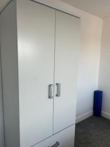 Gatwick Guest House - Short & Long Stay, Airport Parking, Airport Shuttle, Early & Late Check In - 49, RH11 8QX