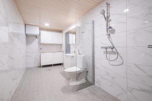 Central Luxury 2BDR with Private Sauna